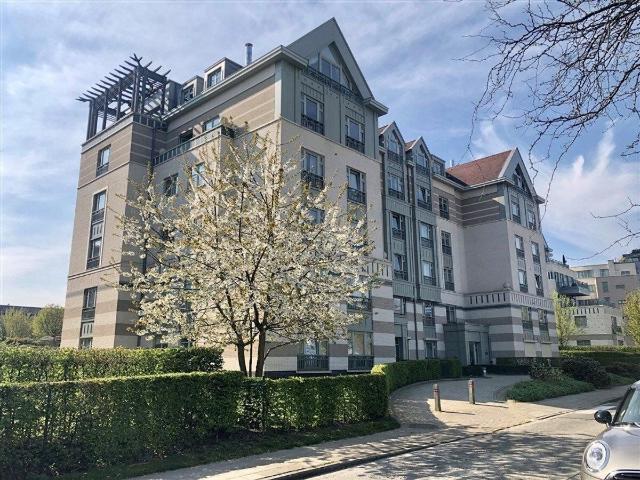 Spacious & Light 2 bed + 2bath. Terrace south