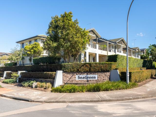 Spacious, Light Filled 3 Bedroom Apartment in a Prime Location