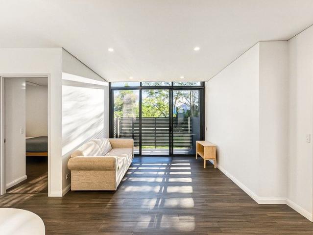 Spacious & Light Filled 2 Bed Apartment in the Heart of Rosebery