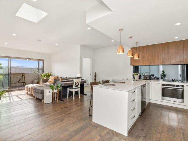 Spacious & Light Filled 2 Bedroom Apartment in Convenient Location