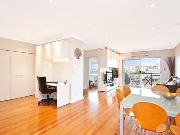 Spacious & Light Filled 2 Bedroom Unit in Convenient Location