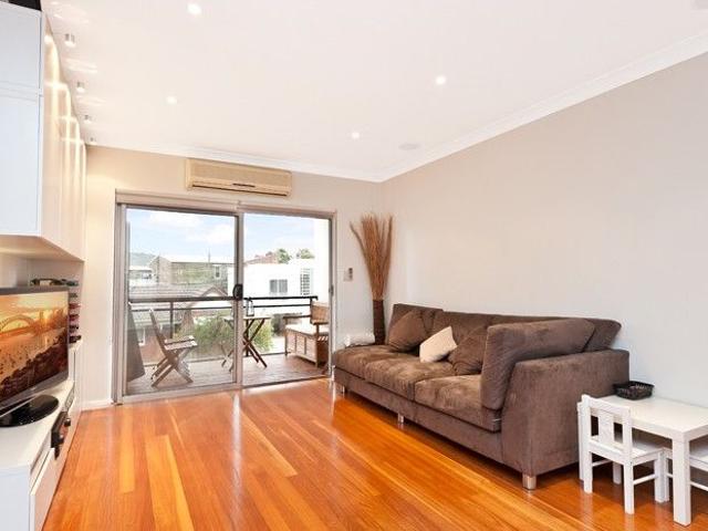Spacious & Light Filled 2 Bedroom Unit in Convenient Location