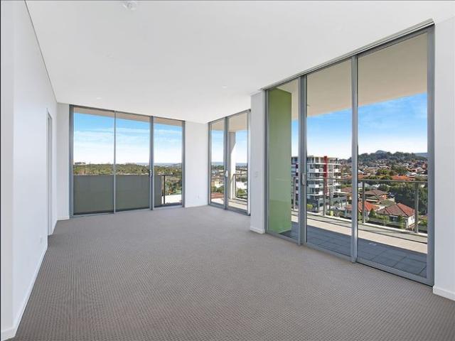 Spacious, Light Filled And Walk To Everywhere Location Apartment