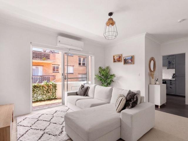 Spacious Light Filled Apartment in a Convenient Mortdale Setting