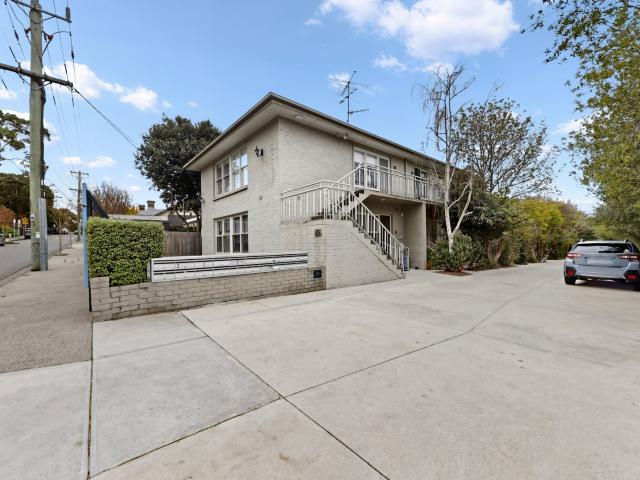 Spacious, Light Filled Apartment in a Prime Hawthorn Location