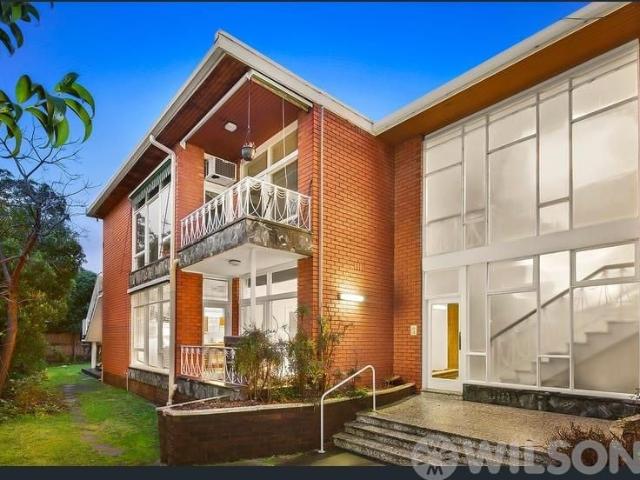 Spacious & Light Filled Apartment in Prime Caulfield North Location