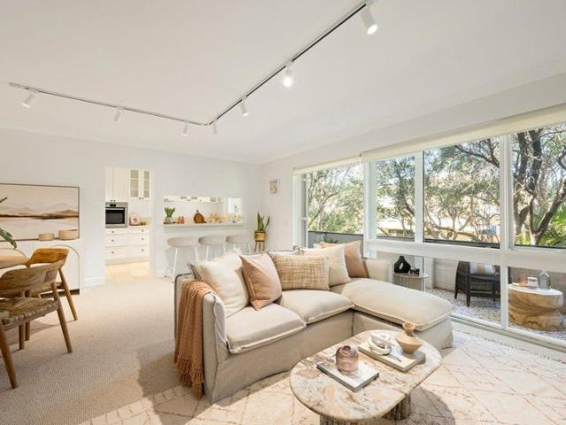 Spacious Light Filled Apartment in the heart of Newport