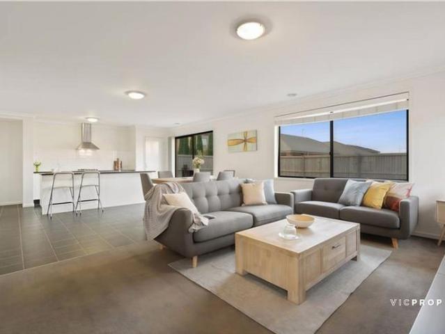 Spacious & Light Filled Family Home in Prime Point Cook Location