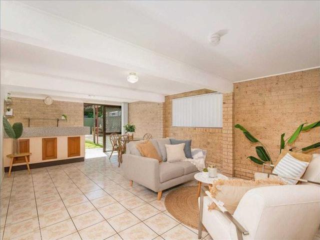 Spacious & Light Filled Family Home in the Robertson School Catchment
