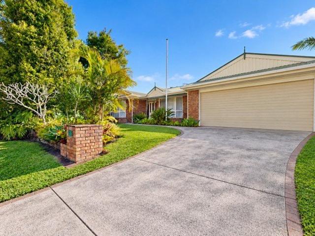 Spacious, Light Filled Living in a Quiet Old Tewantin Cul de Sac