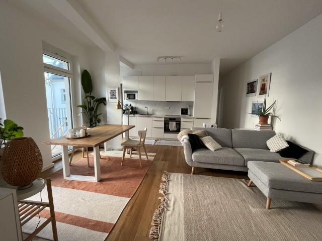 Spacious, light filled Pberg apt