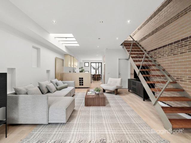 SPACIOUS & LIGHT FILLED TOWNHOUSE