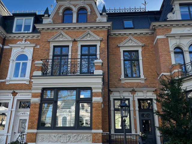 Spacious, light filled top floor 105 qm in a top renovated historic villa with Alster views