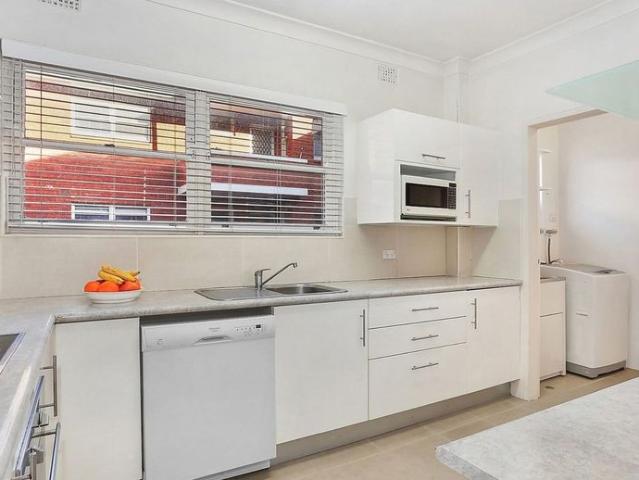 Spacious, Light Filled Unit Offering Ultimate Convenience and Leafy Serenity!
