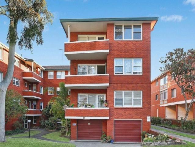 Spacious, Light Filled Unit Offering Ultimate Convenience and Leafy Serenity!