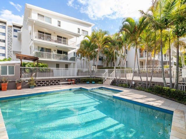 Spacious Living 3 bed Unit in Convenient Location