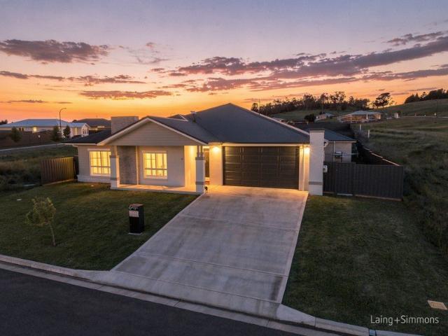 Spacious Living and Endless Possibilities at 17 Willow Way, Armidale