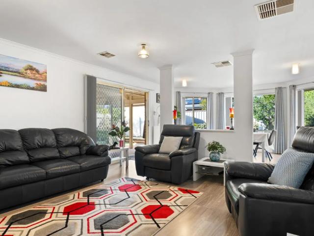 Spacious Living and Entertainers Delight!