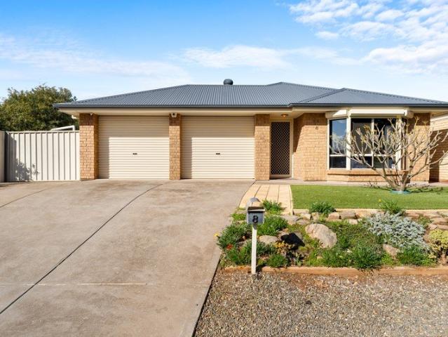 Spacious Living and Entertainers Delight!