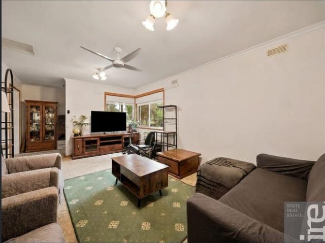 Spacious living, great features and the added bonus of a separate bungalow!