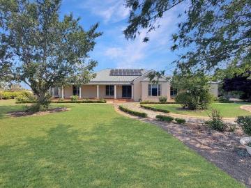 Spacious Living, Entertaining & Workshop on 2.12ha