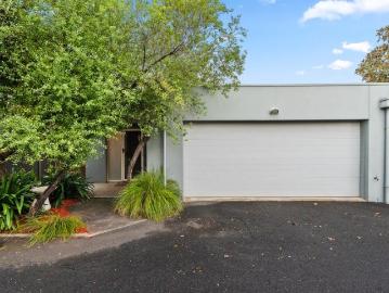 Spacious Living, Effortless Entertaining & Eastside Convenience