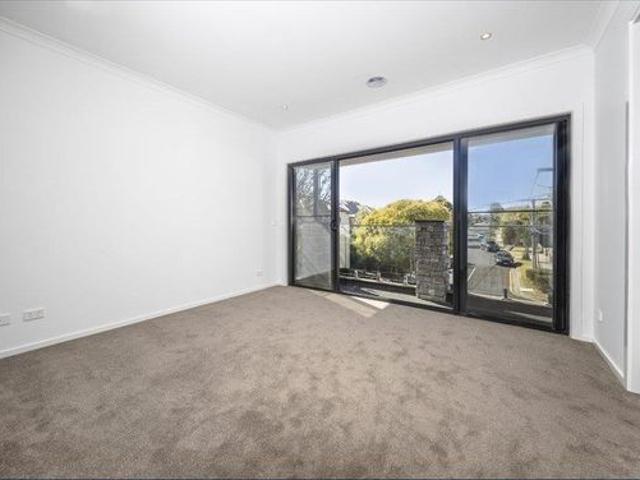 SPACIOUS LIVING IN A CONVENIENT HIGHETT LOCATION!