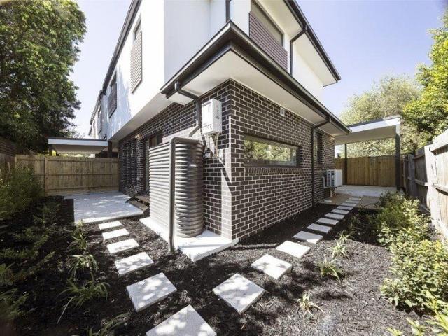SPACIOUS LIVING IN A CONVENIENT HIGHETT LOCATION!