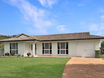 Spacious Living in a Quiet Cul de Sac with Hillside Views