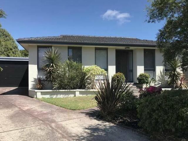Spacious living in Leafy Lakewood