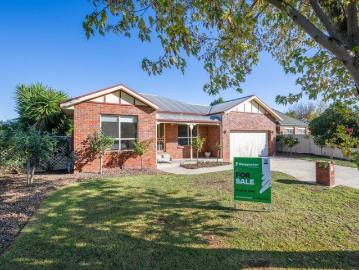 Spacious Living In Prestigious Ross Alan Estate