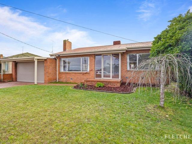 SPACIOUS LIVING IN PRIME LAKE WENDOUREE LOCATION