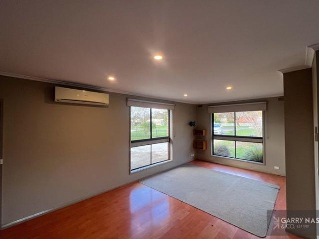 SPACIOUS LIVING IN THE HEART OF OXLEY