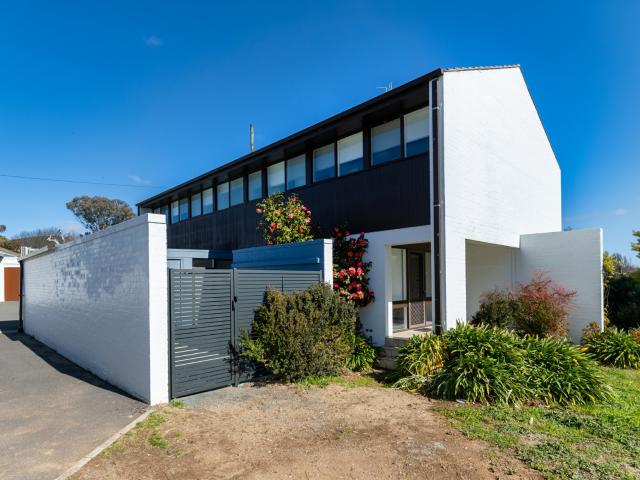 Spacious Living In The Heart Of Hackett