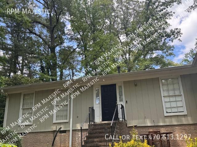 Spacious Living on a Huge Lot in Decatur!