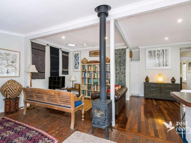 Spacious living on leafy block in the Valley