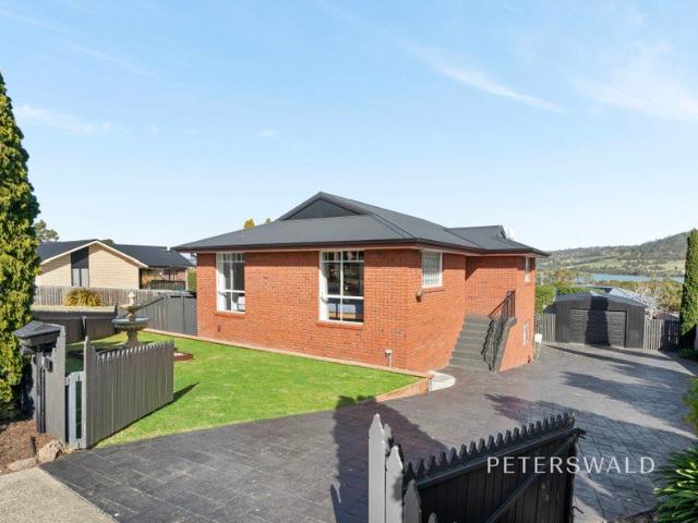 Spacious living, sunshine and views