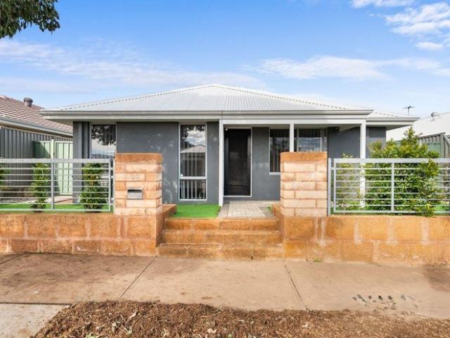 Spacious Living with Year Round Comfort & Solar Savings $$$