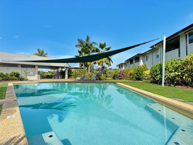 Spacious Living with a Leafy Courtyard