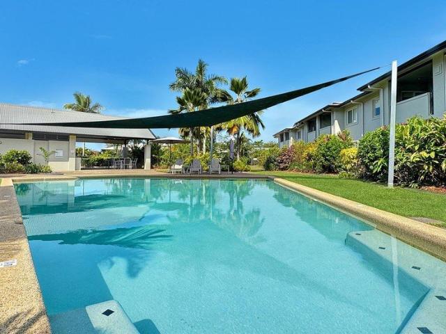 Spacious Living with a Leafy Courtyard