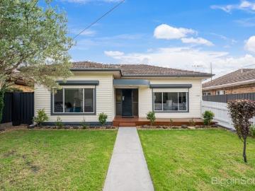 Spacious Living & Versatile Design in a Prime Street Setting