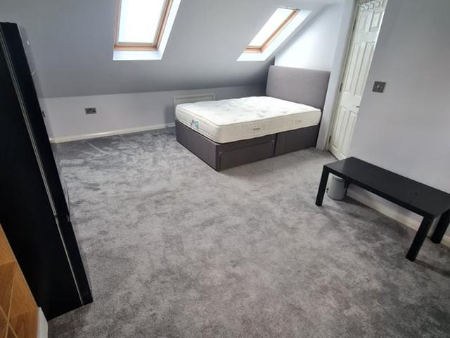 Spacious Loft studio for Rent – Romford RM1