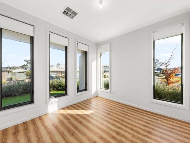 Spacious Low Maintenance Family Home In Bluestone Estate