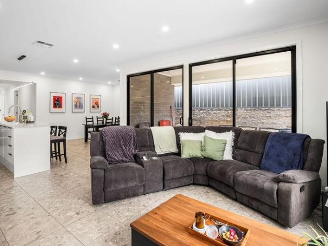 Spacious Low Maintenance Home In Glenlea Estate