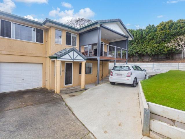 Spacious, Low Maintenance Living in a Prime Banora Point Location