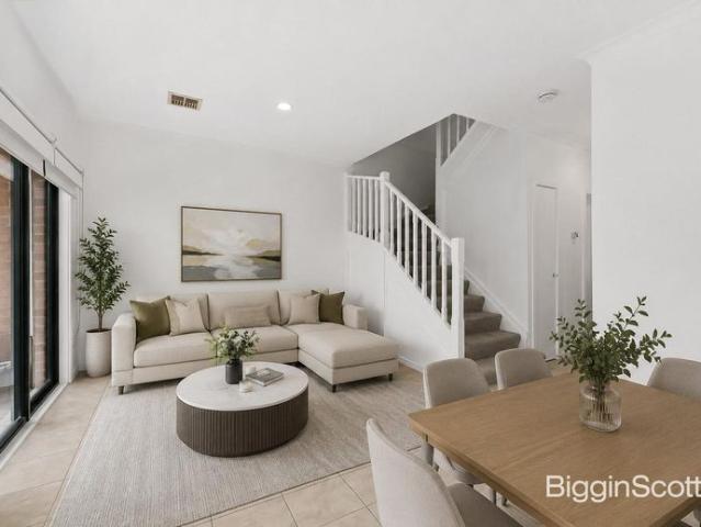 SPACIOUS & LOW MAINTENANCE TOWNHOUSE IN A CONVENIENT LOCATION