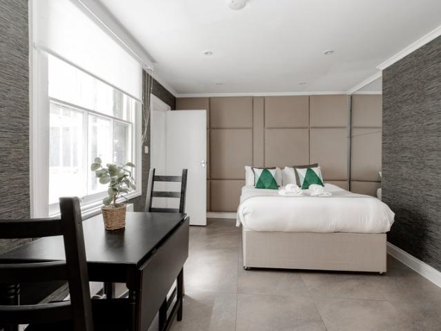 Spacious lower ground Studio, Bayswater