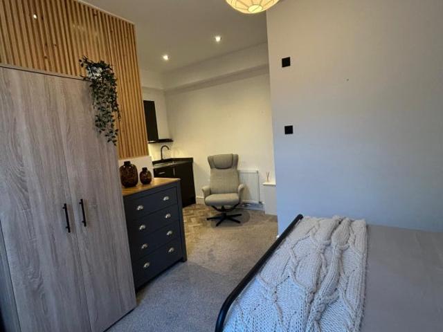 Spacious Lower Ground Studio with Private Entrance