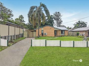Spacious Lowset Family Home on 800m2 with Lifestyle Appeal, Prime Location & Subdivision Potential