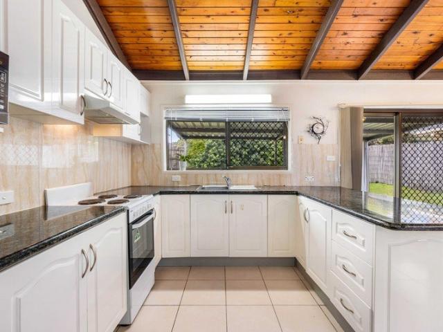 Spacious Lowset Family Home on a Generous 600m² Block in a Convenient Calamvale Location